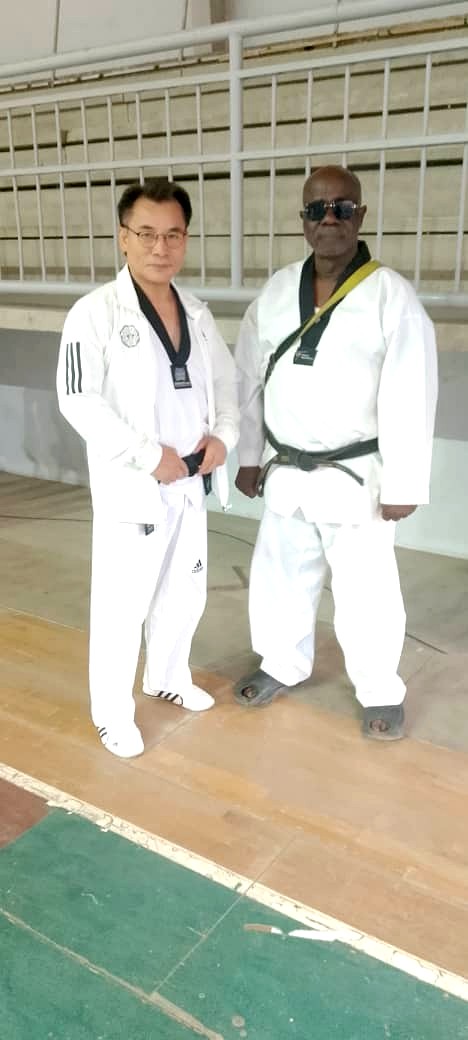 Maître K. Morgan aux côtés d'un instructeur gradé